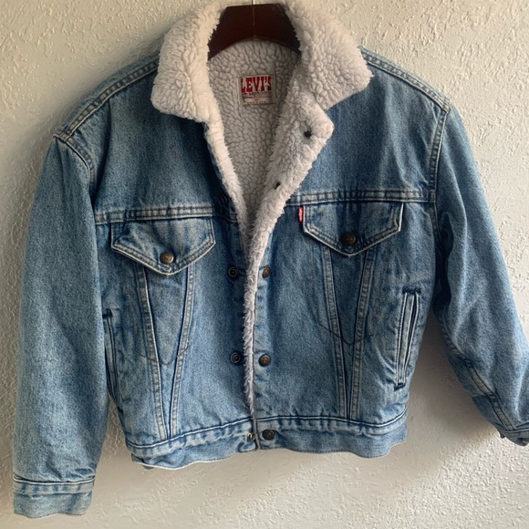 LEVIS medium crop sherpa lined jean jacket